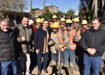 PUERTO TIROL: EL GOBERNADOR ZDERO SUPERVISÓ LAS OBRAS DE PAVIMENTO EN EL BARRIO 17 DE OCTUBRE