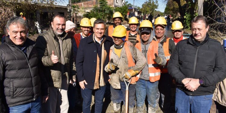 PUERTO TIROL: EL GOBERNADOR ZDERO SUPERVISÓ LAS OBRAS DE PAVIMENTO EN EL BARRIO 17 DE OCTUBRE