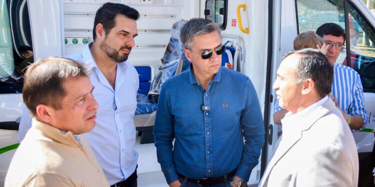 PLAN PROVINCIAL DE FORTALECIMIENTO SANITARIO: EL GOBERNADOR ZDERO ENTREGÓ AMBULANCIA DE ALTA TECNOLOGÍA EN PRESIDENCIA ROCA