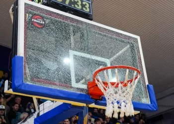 Lee Aaliya rompió el tablero con una volcada y demoró el primer juego de la final de la LNB