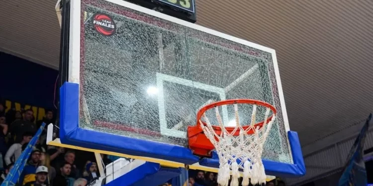 Lee Aaliya rompió el tablero con una volcada y demoró el primer juego de la final de la LNB