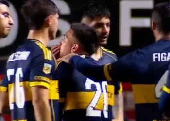 El reproche de Velasco a Battaglia después de un primer tiempo en el que Boca no pateó al arco