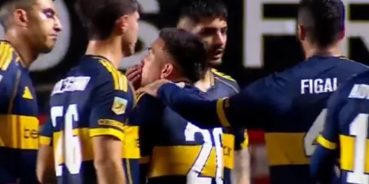 El reproche de Velasco a Battaglia después de un primer tiempo en el que Boca no pateó al arco