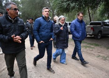 EL SAUZALITO: EL GOBERNADOR ZDERO ENTREGÓ REPRODUCTORES CAPRINOS PARA PROMOVER EL DESARROLLO GANADERO DE LA ZONA