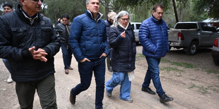 EL SAUZALITO: EL GOBERNADOR ZDERO ENTREGÓ REPRODUCTORES CAPRINOS PARA PROMOVER EL DESARROLLO GANADERO DE LA ZONA