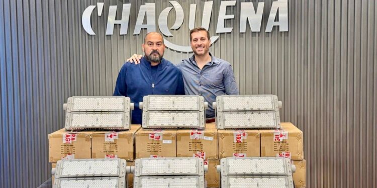 FORTALECIENDO EL DEPORTE: LOTERÍA CHAQUEÑA ENTREGÓ ILUMINACIÓN LED AL CLUB JUVENTUD DE EL SAUZALITO