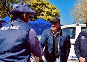 PLAN CHACO SEGURO: EL GOBERNADOR ZDERO ENTREGÓ UN NUEVO VEHÍCULO PARA LA POLICÍA RURAL DE MACHAGAI