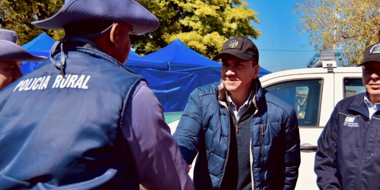 PLAN CHACO SEGURO: EL GOBERNADOR ZDERO ENTREGÓ UN NUEVO VEHÍCULO PARA LA POLICÍA RURAL DE MACHAGAI