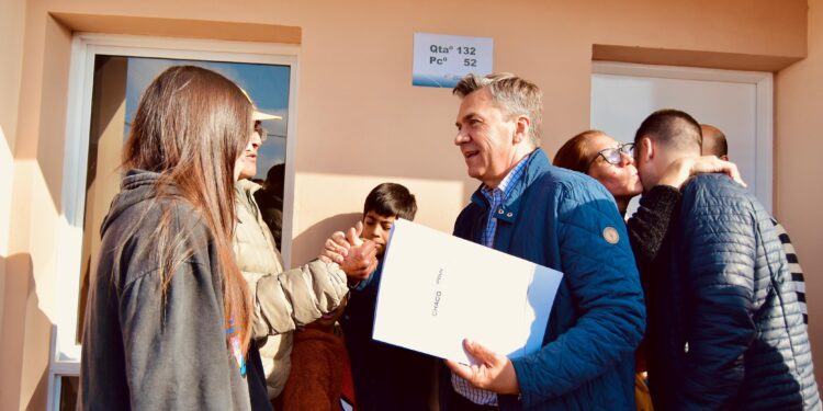 MÁS FAMILIAS CHAQUEÑAS CUMPLEN EL SUEÑO DE LA CASA PROPIA: EL GOBERNADOR ZDERO ENTREGÓ VIVIENDAS EN EL BARRIO SANTA RITA DE SÁENZ PEÑA