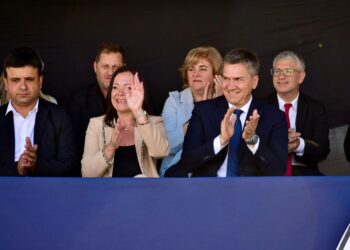 EL GOBERNADOR ZDERO ACOMPAÑÓ EL ACTO POR EL 88° ANIVERSARIO DE TRES ISLETAS
