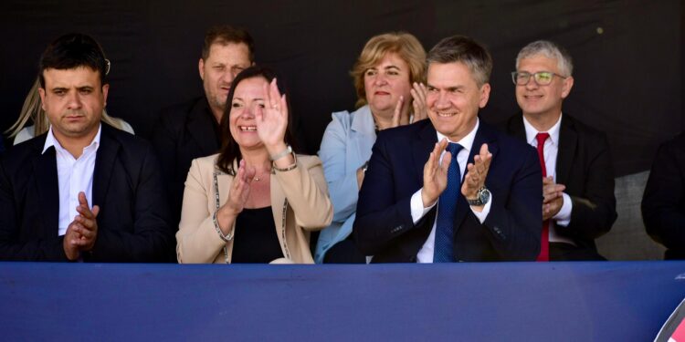EL GOBERNADOR ZDERO ACOMPAÑÓ EL ACTO POR EL 88° ANIVERSARIO DE TRES ISLETAS