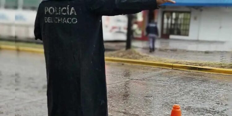 DÍAS DE LLUVIA: LA POLICÍA DEL CHACO BRINDA RECOMENDACIONES PARA CIRCULAR CON SEGURIDAD