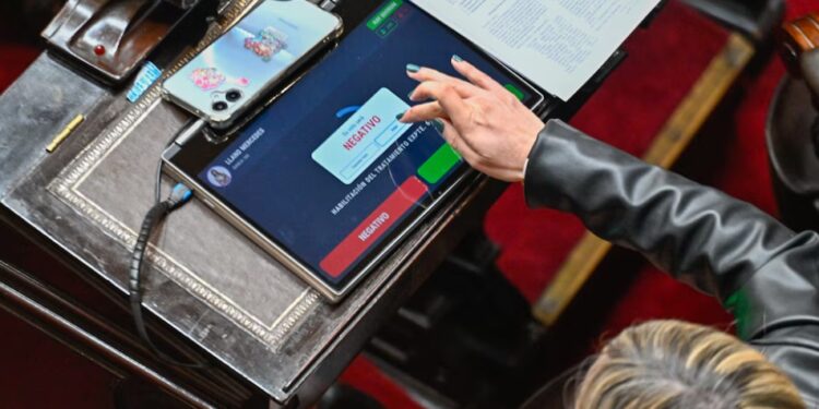 Tras el revés en el Senado, Milei se aferra a su alianza con los gobernadores en Diputados y prepara más vetos