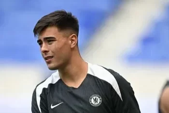 Aaron Anselmino podría dejar Chelsea: negocia con el Borussia Dortmund