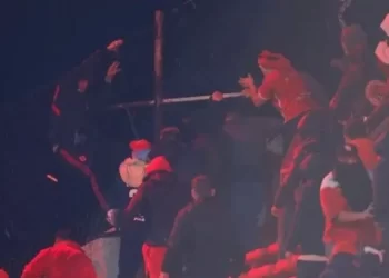 Imágenes sensibles: un hincha de la U cayó al vacío y varios quedaron tendidos tras el ataque de la barra de Independiente
