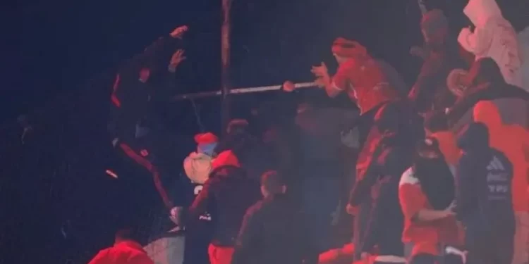Imágenes sensibles: un hincha de la U cayó al vacío y varios quedaron tendidos tras el ataque de la barra de Independiente