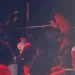 Imágenes sensibles: un hincha de la U cayó al vacío y varios quedaron tendidos tras el ataque de la barra de Independiente