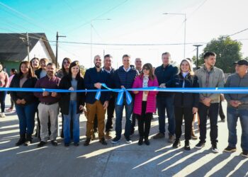 EL GOBERNADOR ZDERO INAUGURÓ HOY CUADRAS DE PAVIMENTO E ILUMINACIÓN EN GENERAL SAN MARTÍN