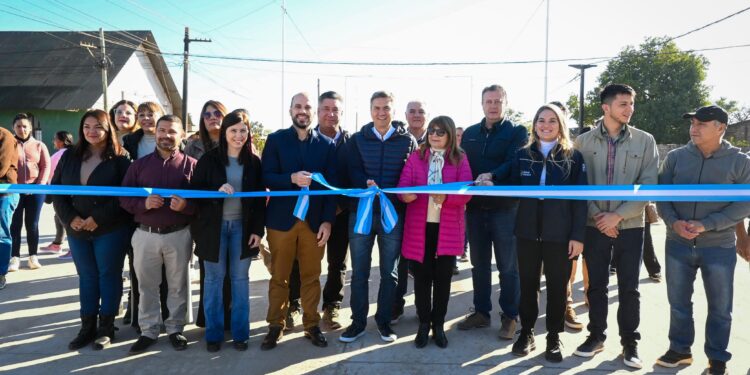 EL GOBERNADOR ZDERO INAUGURÓ HOY CUADRAS DE PAVIMENTO E ILUMINACIÓN EN GENERAL SAN MARTÍN