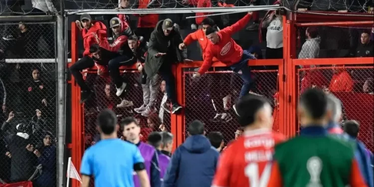 Un duro primer informe de Conmebol complica a Independiente por la barbarie con Universidad de Chile