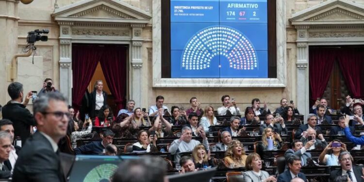 El DNU de Milei en la cuerda floja: la oposición avanza con un proyecto para limitar los superpoderes presidenciales