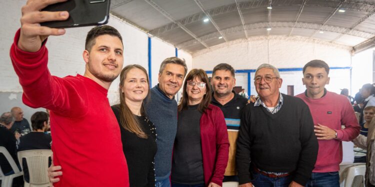 SAN BERNARDO: EL GOBERNADOR ZDERO ENTREGÓ UNA MAQUINARIA PARA EL CONSORCIO CAMINERO N°60