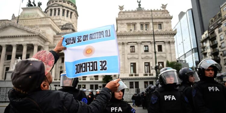 Casación impulsa la causa contra el policía acusado de arrojar gas pimienta a una menor durante una protesta