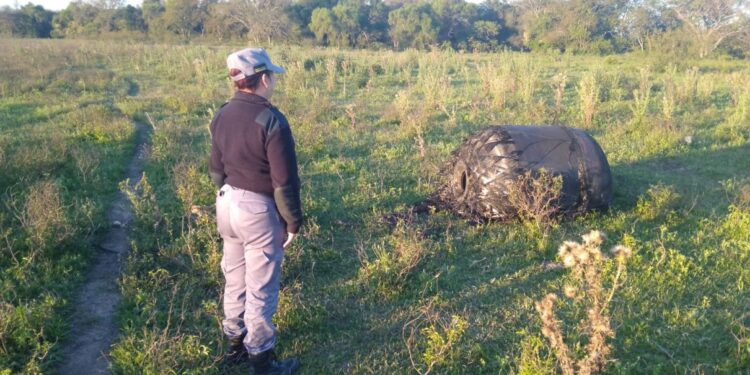 Misterioso Objeto Metálico cae del Cielo y causa Alerta en una zona rural de Puerto Tirol