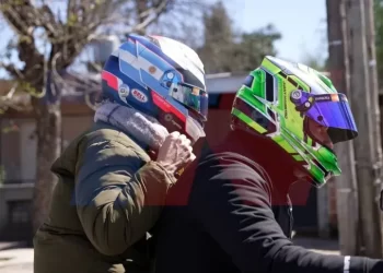 La madre de Colapinto sorprendió en las elecciones al ir a votar con un particular casco de la F1