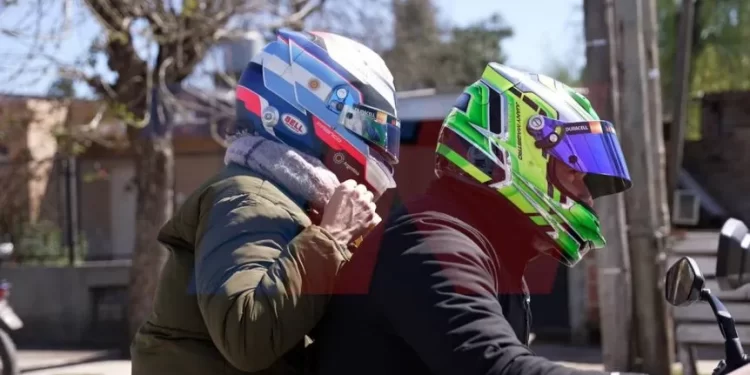 La madre de Colapinto sorprendió en las elecciones al ir a votar con un particular casco de la F1