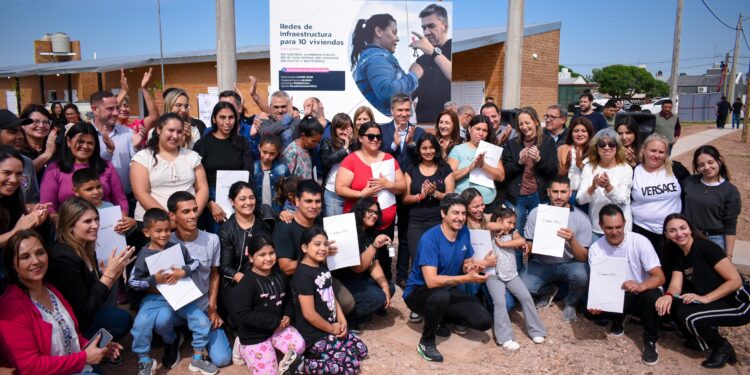 ZDERO ENTREGÓ VIVIENDAS Y TÍTULOS DE PROPIEDAD EN SANTA SYLVINA: “ESTAMOS DEVOLVIENDO LA CONFIANZA QUE NOS HAN DEPOSITADO”