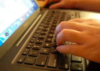 Revés judicial al ‘Derecho al Olvido’: La Corte Suprema ratifica la primacía del interés público sobre la remoción de enlaces judiciales en Google