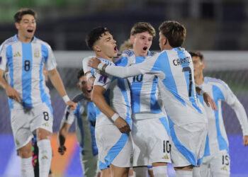 La Selección Argentina Sub-20, dirigida por Diego Placente, aseguró su liderazgo en el Grupo D del Mundial de Chile 2025