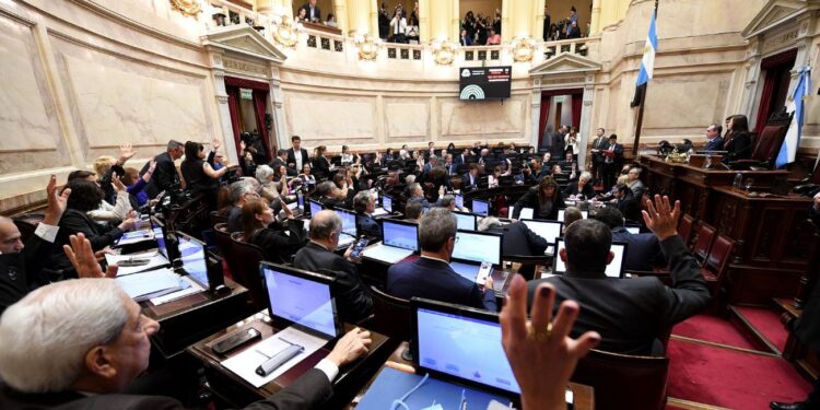 Derrota Parlamentaria para el Gobierno: Senado Rechaza los Vetos de Milei y Restablece el Financiamiento Clave para Universidades y el Hospital Garrahan