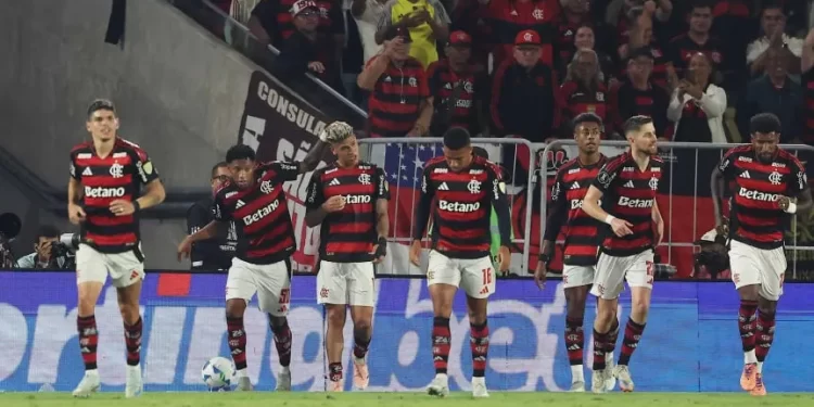 Racing no aguantó a pesar de la actuación de Cambeses y Flamengo se quedó con un triunfo agónico