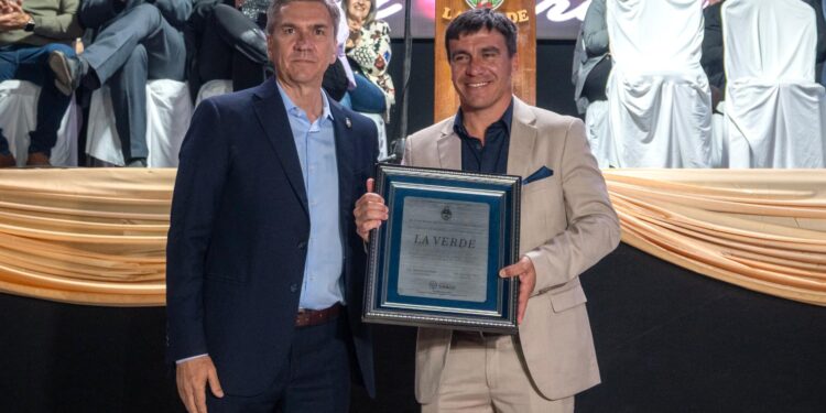 EL GOBERNADOR ZDERO ACOMPAÑÓ EL 108° ANIVERSARIO DE LA VERDE E INAUGURÓ LA REPAVIMENTACIÓN DE LA AVENIDA PRINCIPAL