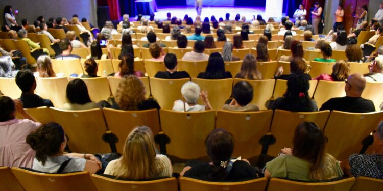 SILVANA SCHNEIDER ACOMPAÑÓ LA CHARLA MOTIVACIONES DE BERNARDO STAMATEAS EN RESISTENCIA
