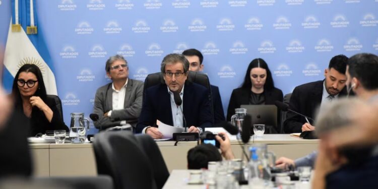 EL GOBIERNO AMENAZA CON LA PRÓRROGA DEL PRESUPUESTO ANTE EL RIESGO DE UN DICTAMEN ADVERSO EN EL CONGRESO