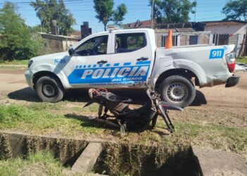 HUYERON AL VER A LA POLICÍA: ESTABAN DESARMANDO UNA MOTO ROBADA