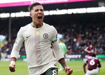 De la mano de Enzo Fernández, Chelsea venció a Burnley y es escolta en la Premier League