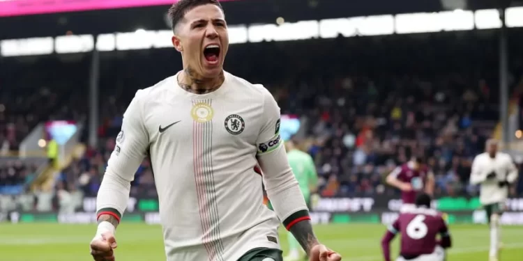 De la mano de Enzo Fernández, Chelsea venció a Burnley y es escolta en la Premier League