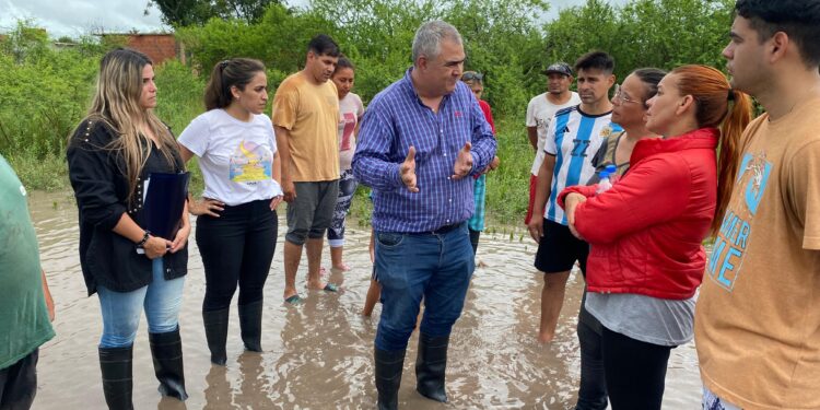 DESARROLLO HUMANO ASISTE A FAMILIAS DE BARRANQUERAS AFECTADAS POR LAS LLUVIAS