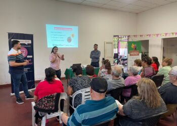 CAPACITAN A ADULTOS MAYORES PARA PREVENIR ESTAFAS VIRTUALES EN DISTINTOS BARRIOS DE RESISTENCIA