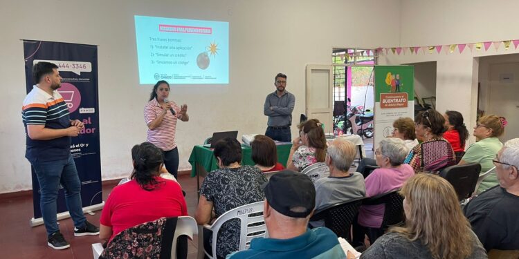 CAPACITAN A ADULTOS MAYORES PARA PREVENIR ESTAFAS VIRTUALES EN DISTINTOS BARRIOS DE RESISTENCIA