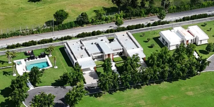 Encuentran 54 vehículos de alta gama en un galpón de la mansión de Pilar adjudicada a presuntos testaferros de “Chiqui” Tapia