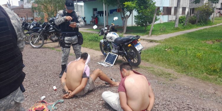 DETUVIERON A DOS HERMANOS QUE ESTABAN ARMADOS