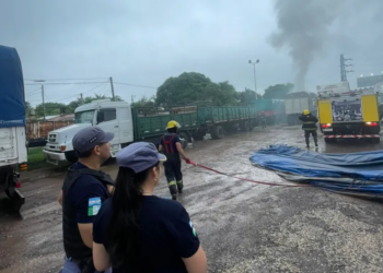 Emergencia en Sáenz Peña: Incendio de un camión con carbón en una estación de servicio genera máxima tensión