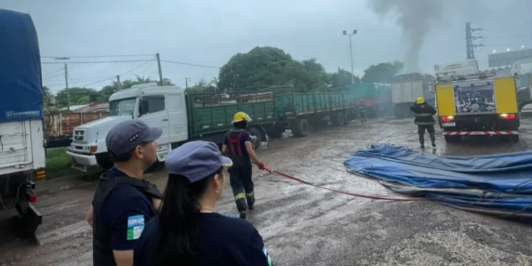 Emergencia en Sáenz Peña: Incendio de un camión con carbón en una estación de servicio genera máxima tensión