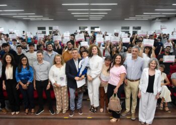 CAPACITACIONES EN OFICIOS: EL GOBERNADOR ZDERO ACOMPAÑÓ LA ENTREGA DE CERTIFICADOS DE SOY CHACO