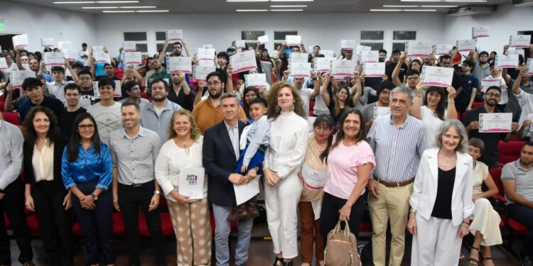 CAPACITACIONES EN OFICIOS: EL GOBERNADOR ZDERO ACOMPAÑÓ LA ENTREGA DE CERTIFICADOS DE SOY CHACO